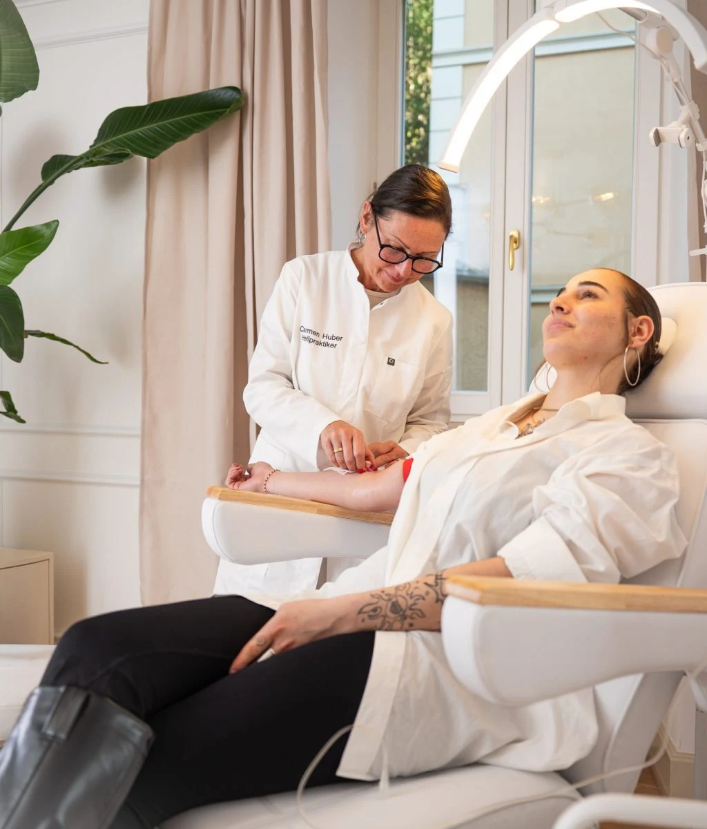 Behandlungssituation beim medizinischen Microneedling in Baden-Baden
