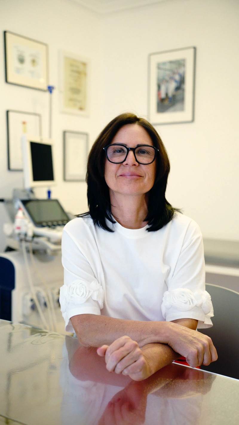 Carmen Huber im Empfangsbereich ihrer Praxis in Baden-Baden